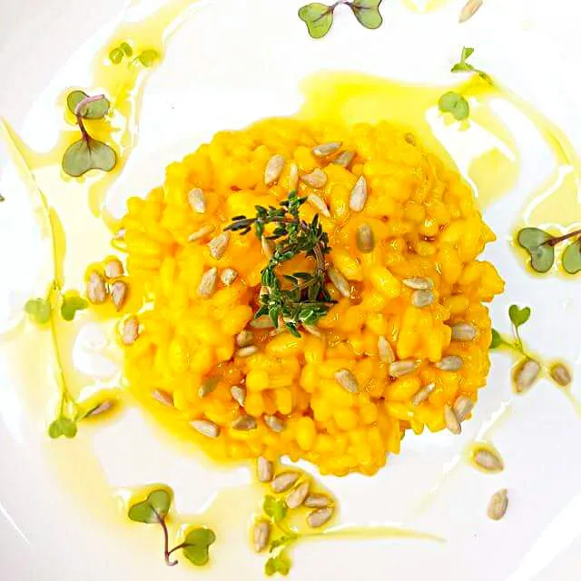 Risotto Sunset: tip: juice 6 large carrots (500 ml) to 500gr of arboreal rice. To add the mirepoix 15cm kombu. Finish with olive oil and sunflower nuggets.|CHUENCHAIさん