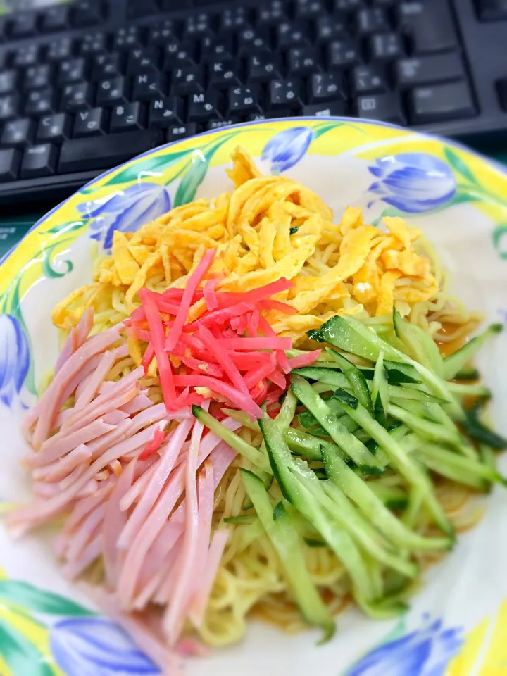 今日のお昼は冷やし中華♪お家から具材と麺を持参〜w|あまねこ🌿さん