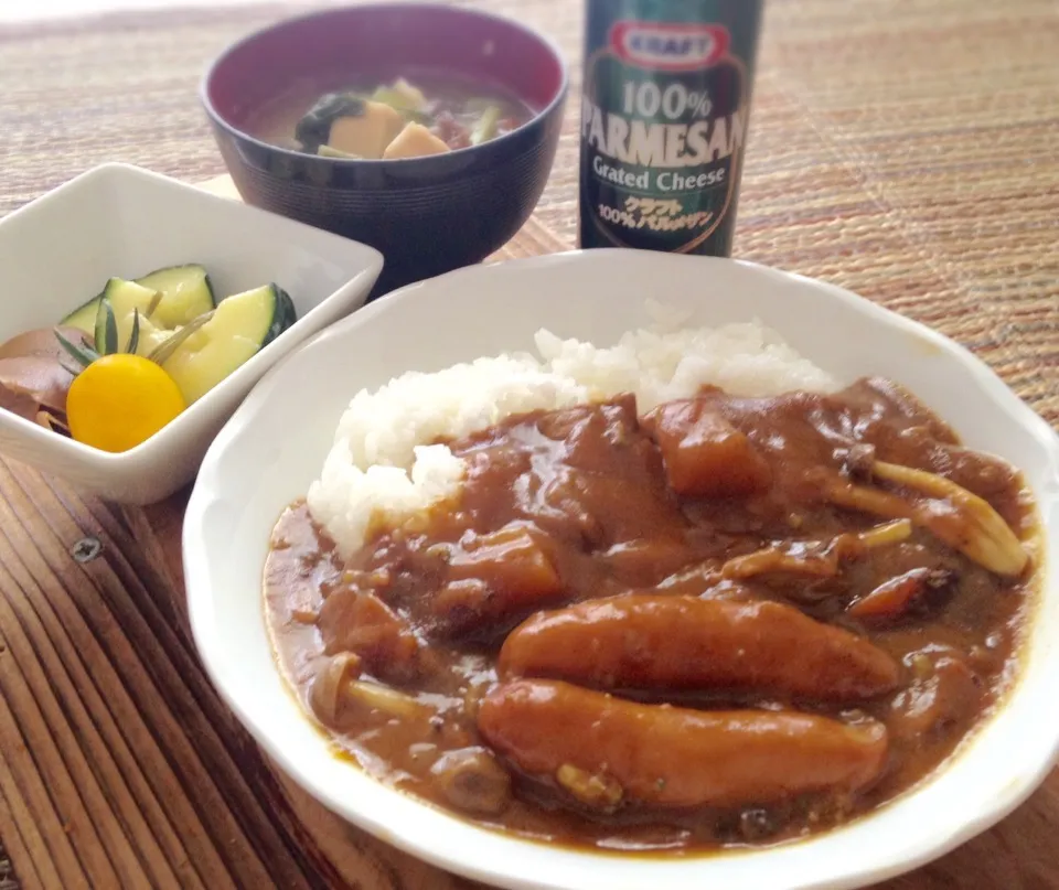 Snapdishの料理写真:単身赴任の昼ごはん  カレーライス ウインナー ズッキーニ辛子漬け 生姜甘酢漬け ミニトマト 凍み豆腐味噌汁|ぽんたさん