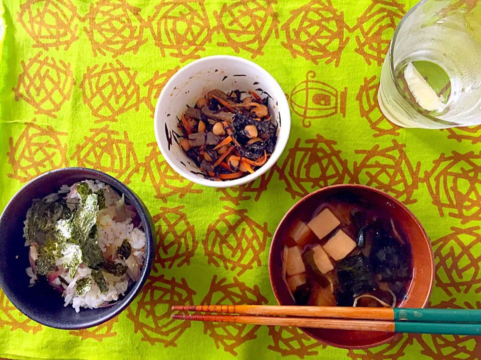 朝ごはん みょうがごはん、ひよこ豆とこんにゃくの味噌ひじき、高野豆腐とわかめと切り干し大根の味噌汁|ＰＩＰＩさん