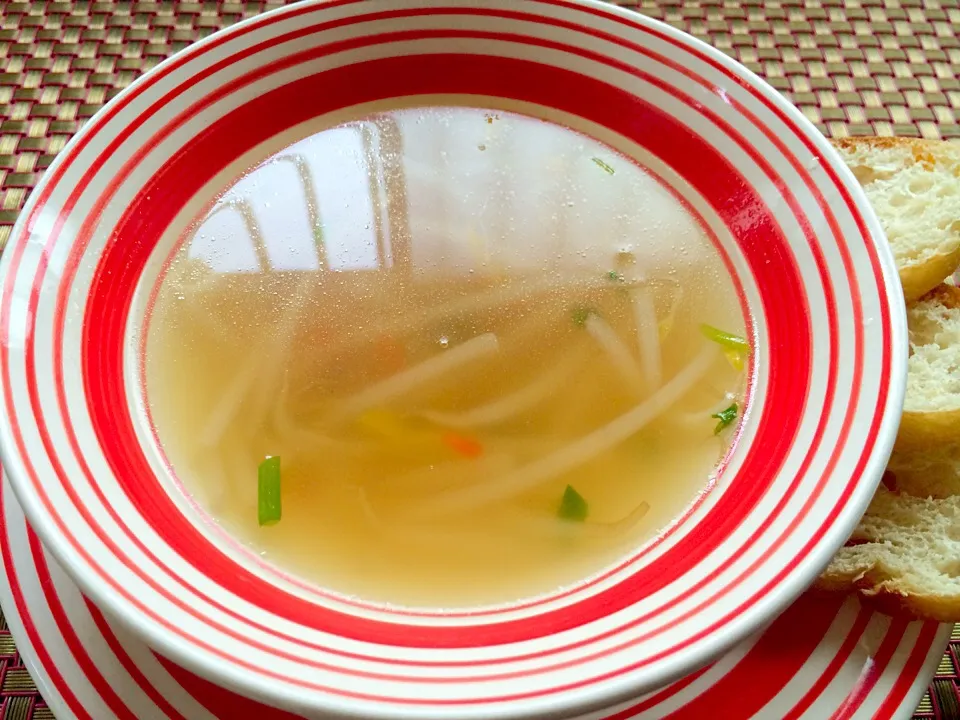 Bean sprouts&paprika of Japanese-style Clear soup♨️もやしとﾊﾟﾌﾟﾘｶの和出汁ｽｰﾌﾟ|🌈Ami🍻さん