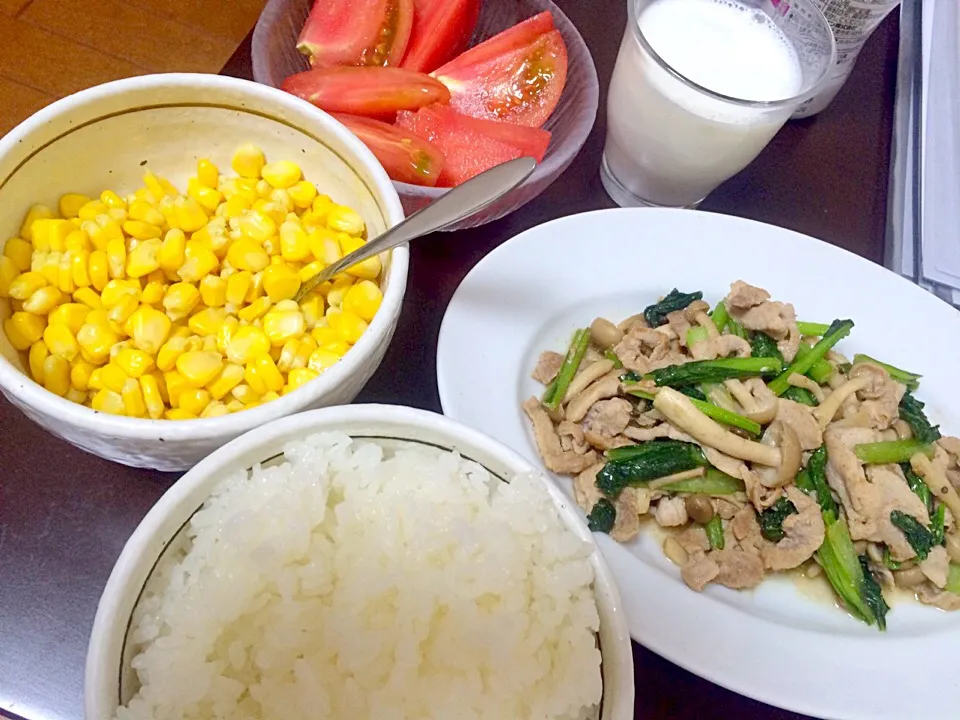 Snapdishの料理写真:豚肉としめじとほうれん草の塩胡椒炒め♬コーンバター♬トマト♬|びいさん