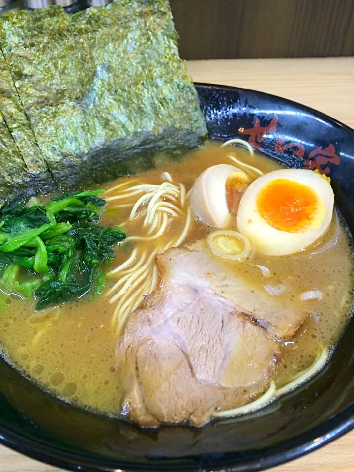 味玉ラーメン 細麺 バリカタ|tadaroさん