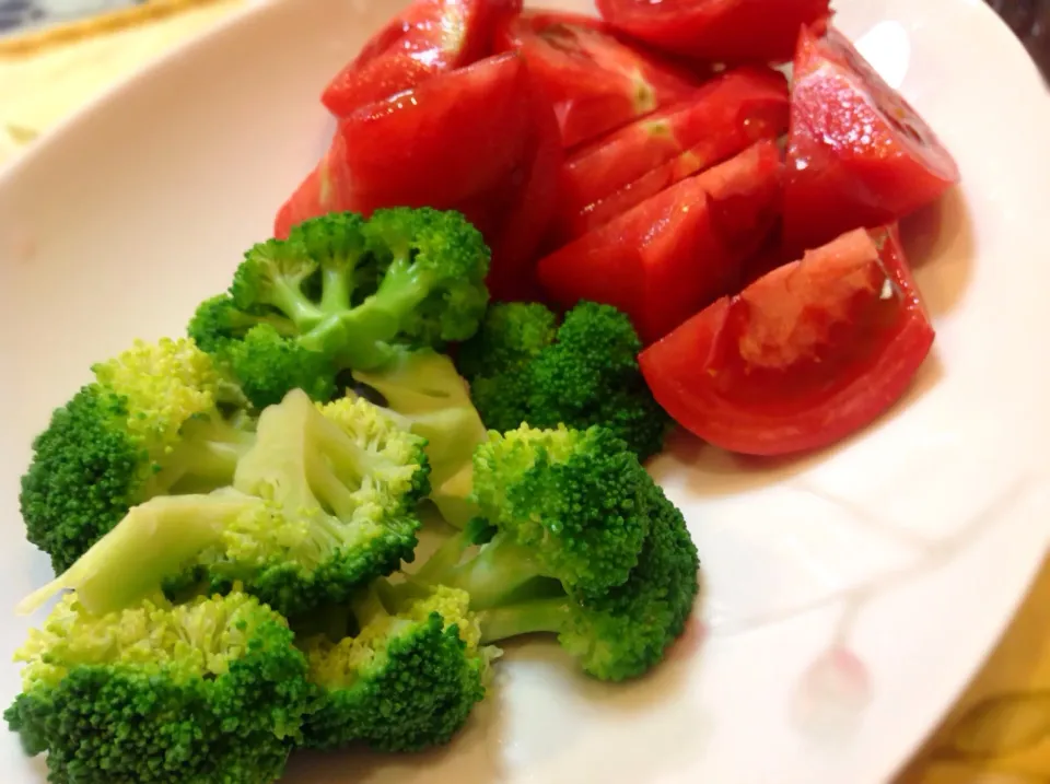 完熟トマト🍅＆ブロッコリー😋|アライさんさん