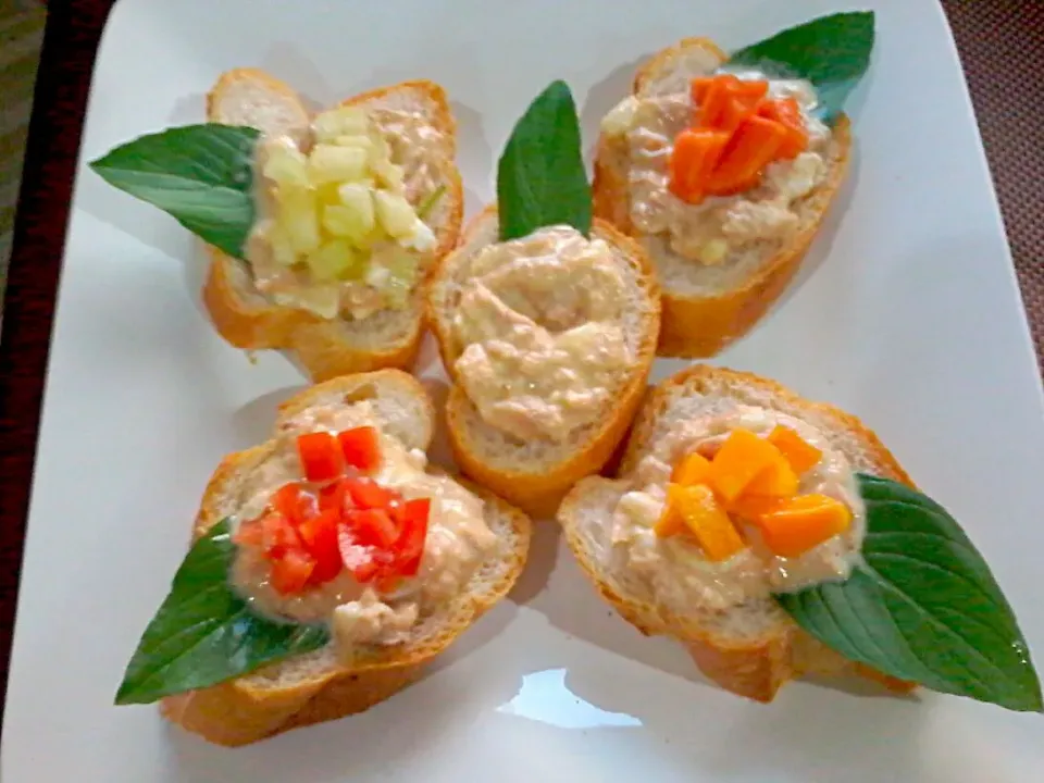 French Bread in tuna mayo egg n fruits ⊙ ♡♡♡|🌼 Pooja's Kitchenette 🌼さん