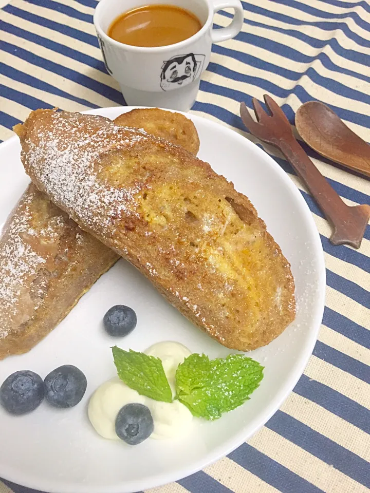 Snapdishの料理写真:ココア風味のフランスパンでフレンチトースト🌼|ようくさん