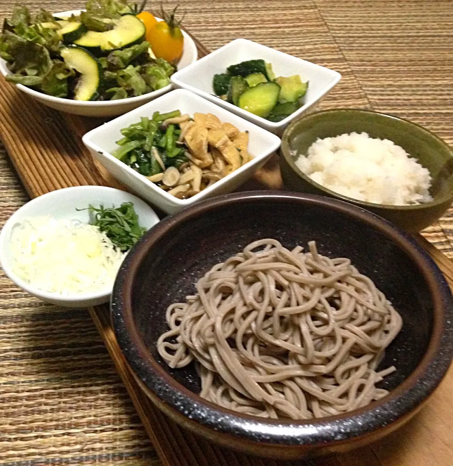 晩ごはん  冷かけそば 辛味大根 ネギ 大葉  小松菜と油揚げの煮びたし タタキきゅうり サラダ|ぽんたさん