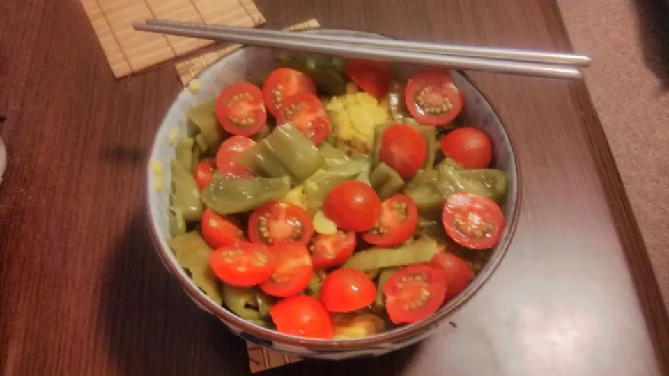 ピーマンとトマト丼
green peper and tomato on a bawl of rice
donbori de poivrons verts et tomate|Antoine Blancさん