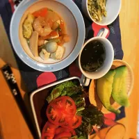 Snapdishの料理写真:ダイエット食♩  豆腐とエビのオイスター炒め /わかめスープ/じゃがいもの青のり炒め/トマト/メロン|つむたろさん