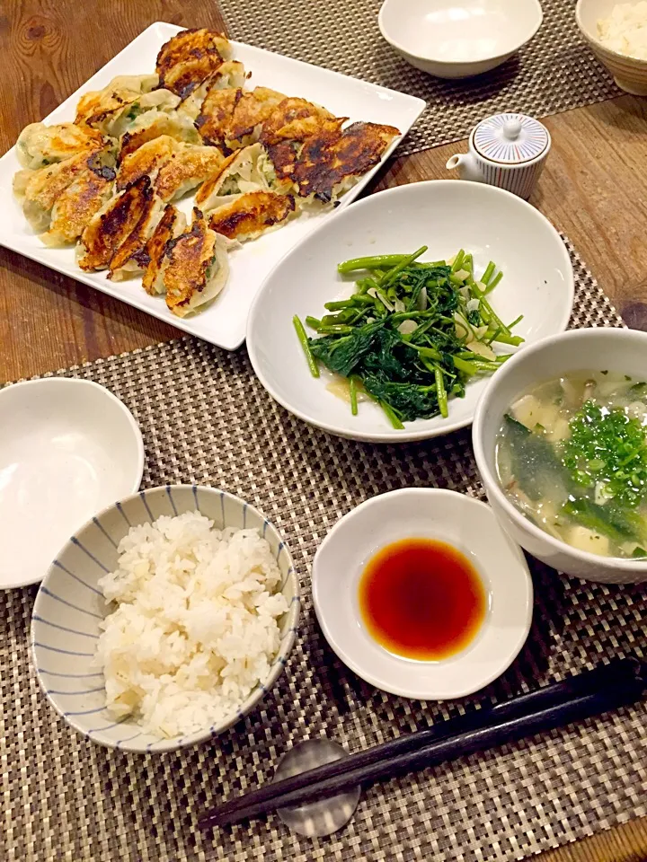 引き続きスタミナアップご飯💪✨焼き餃子、空芯菜のニンニク炒め、お豆腐ときのこ、ネギたっぷり中華スープ🍀|まみりんごさん