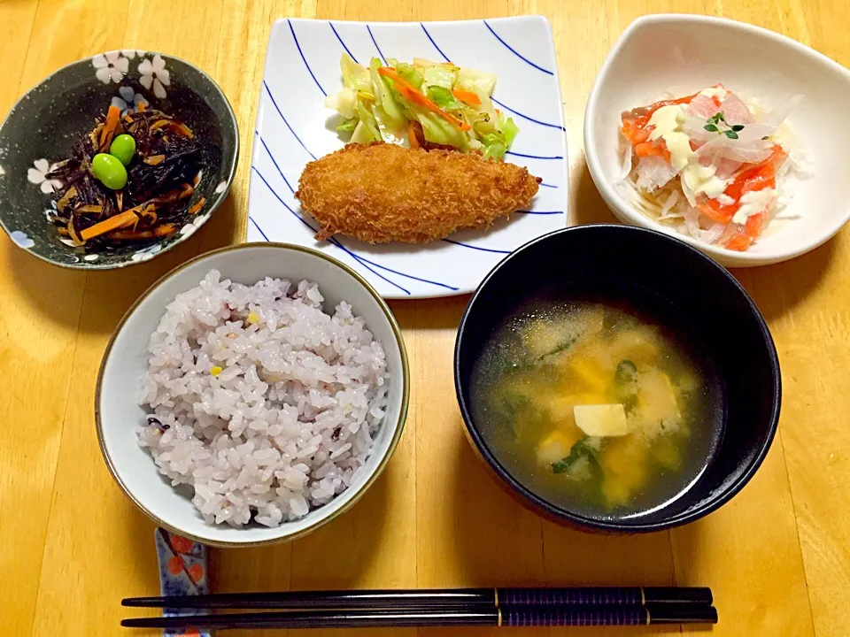 ひじきの煮物、ポークと春キャベツの炒め物、チーズ挟みのササミフライ、大根たっぷりサーモンの和風カルパッチョ、豆腐と青菜のお味噌汁、雑穀米＊＊|Manamiさん