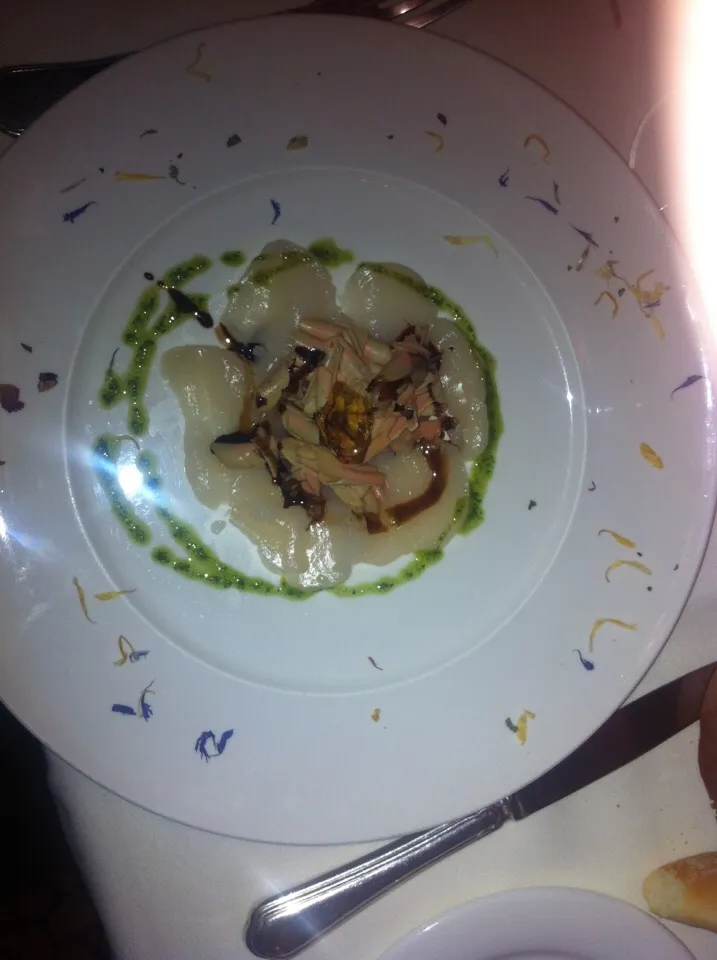 Snapdishの料理写真:Raw scallop  with foie gras|tarallaさん