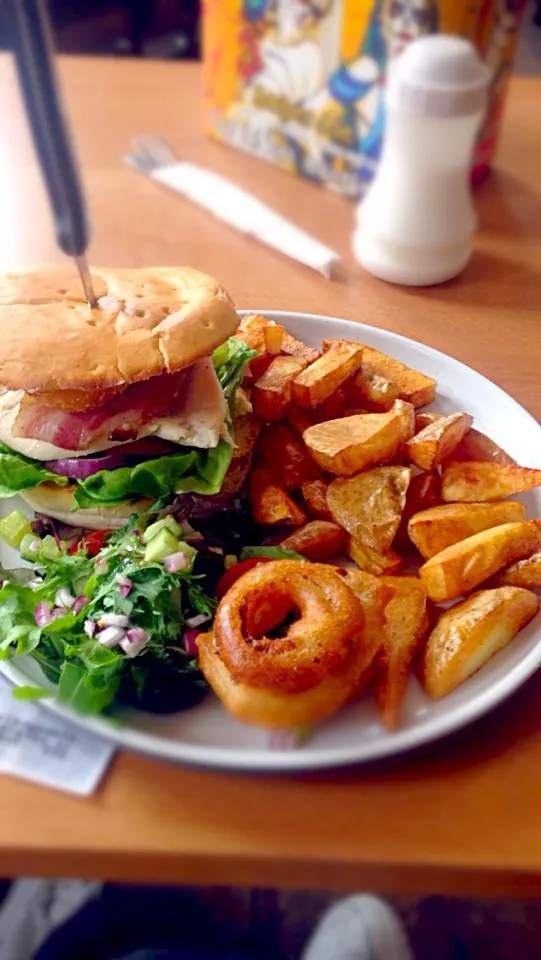 Chicken Caesar salad burger and chips with onion rings #onionrings #chips #chicken #burger #bacon #hashbrown #salad|Calum Clarkさん