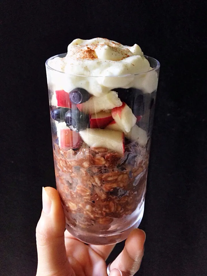 Chocolate overnight oats with chopped apple, blueberries, Greek yogurt and cinnamon|coxiella24さん