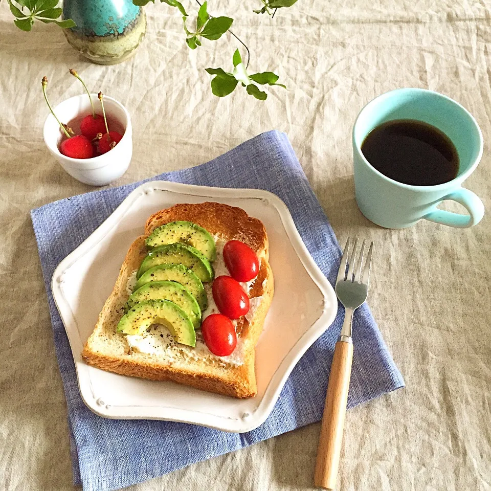 アボカドとトマトのオープンサンドで朝ごはん❤️|めぐさん