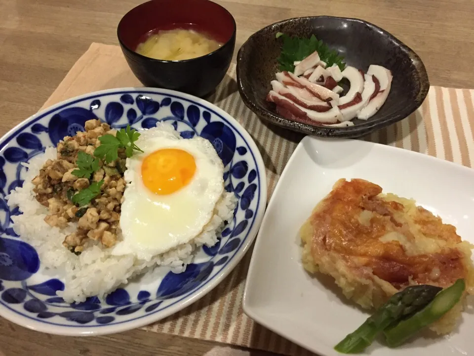 Snapdishの料理写真:7月2日晩ご飯〜辛さ控えめガバオライス・つぶしジャガイモのチーズ焼き・タコ頭の刺身・青梗菜と白菜さつま揚げ味噌汁|まーままさん