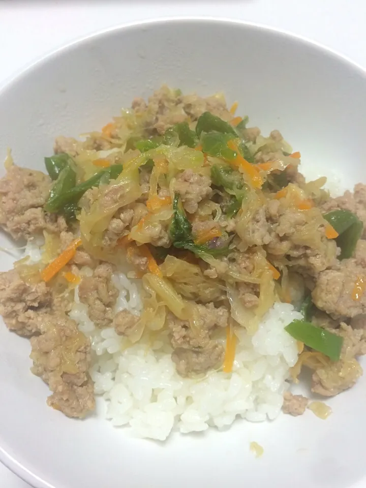 残り野菜とひき肉のオイスター炒め丼|LOUPEのオフィスごはんさん