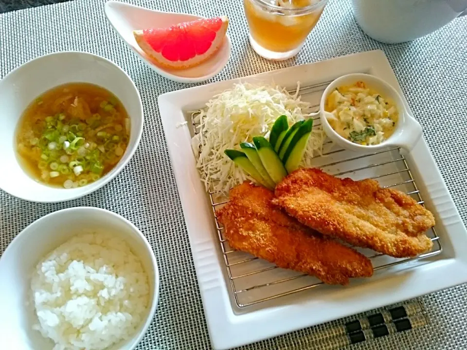 今日のお昼は、ささみカツ＆タルタルソースに、お味噌汁と グレープフルーツ♪|yokoさん