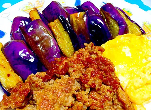 揚げナスと豚挽肉と卵焼き - Fried minced meat, scrambled egg & egg plant on plate😋❤️✨|Liezlさん