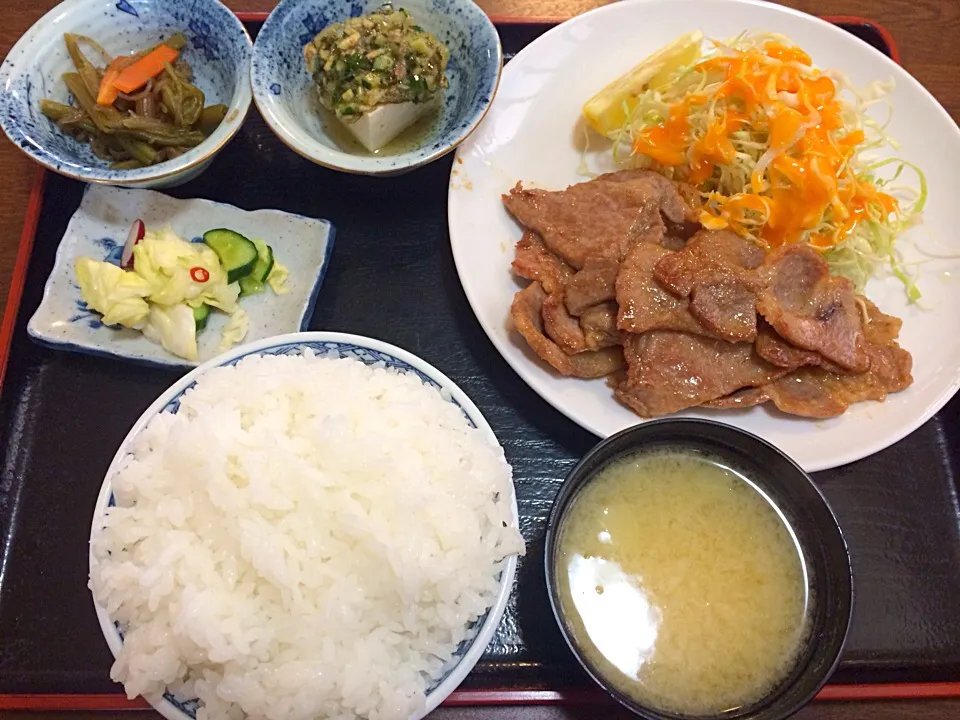 Snapdishの料理写真:豚しょうが焼定食|市さん