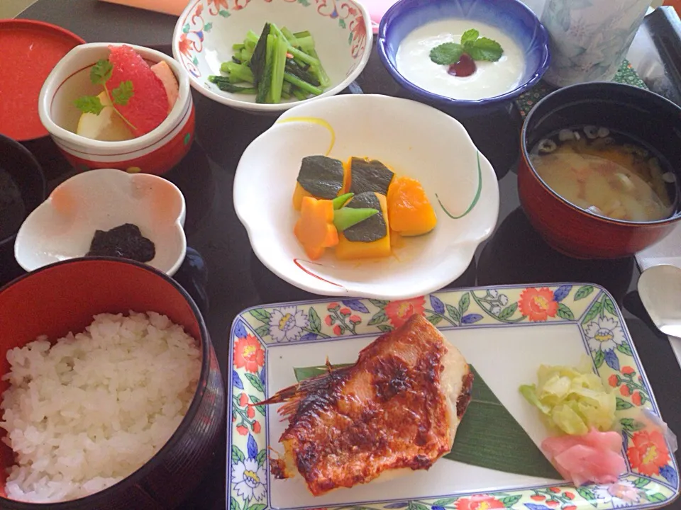 2015/07/02朝ごはん🍚お魚の西京焼き・かぼちゃ煮付・具沢山味噌汁・小松菜と桜海老の煮浸し・海苔佃煮・ヨーグルト|つついなつさん