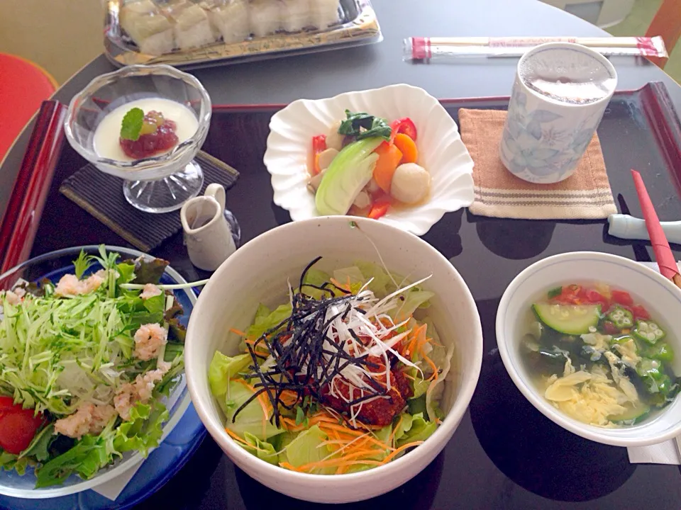 2015/07/02昼ごはん🍚鶏のサラダ丼・野菜の炊き合わせ・オクラとズッキーニの卵スープ・水菜とカニのサラダ・ヨーグルトゼリー|つついなつさん