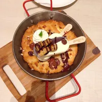 Snapdishの料理写真:Cookie dough skillet|Alyssa Oliverさん