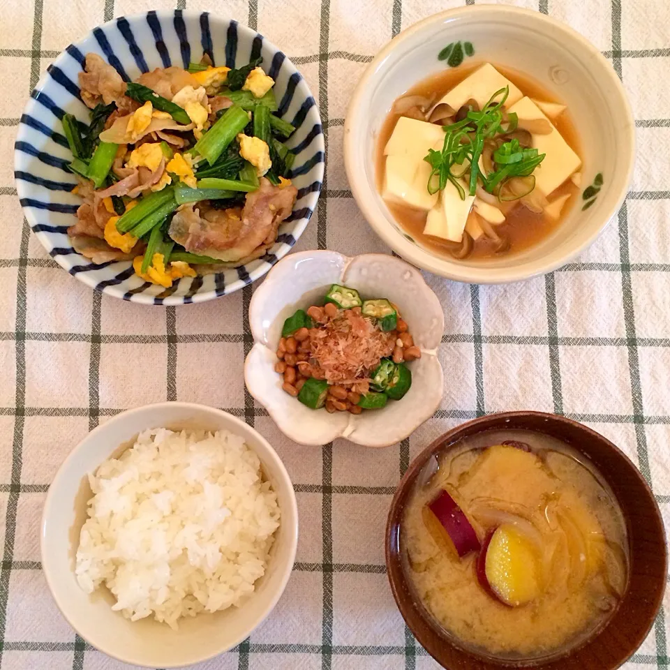 豚肉と小松菜の中華炒め＆絹豆腐のきのこあんかけ＆おくら納豆＆さつまいも味噌汁|ゆーみんさん