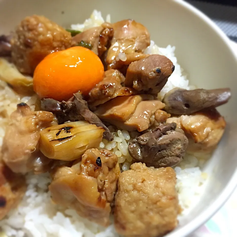 焼き鳥丼に、冷凍の黄身をトッピング(^-^)/|ギムレットさん