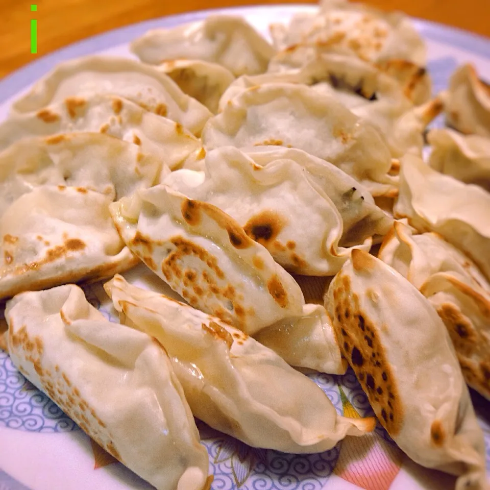 ららさんの料理 餃子の皮で大葉ウインナーチーズ巻き 👈あれ？まるで餃子になってしまった😅|izoomさん