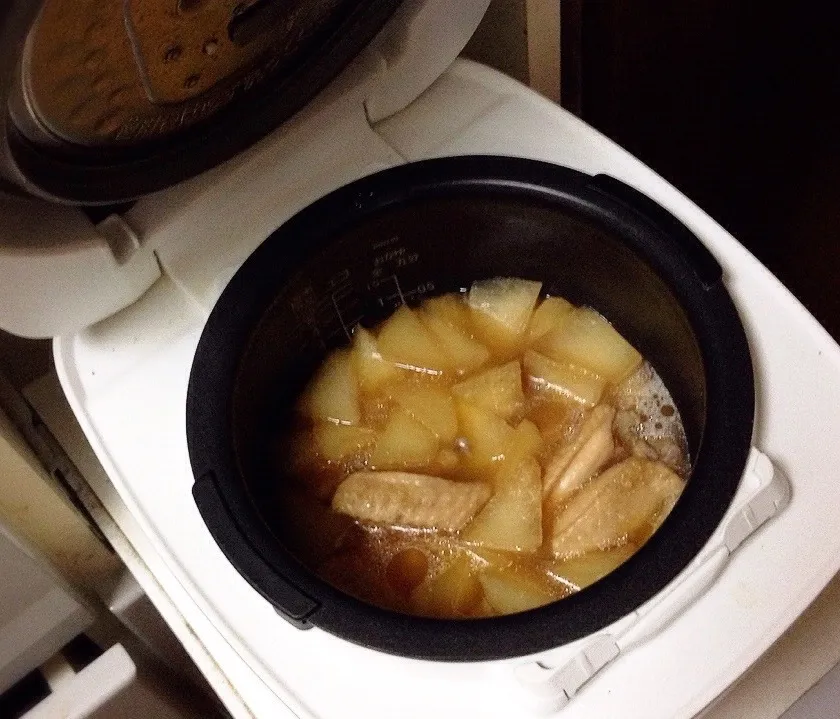 Snapdishの料理写真:炊飯器で鶏手羽と大根の煮物🐓|おいちゃんさん