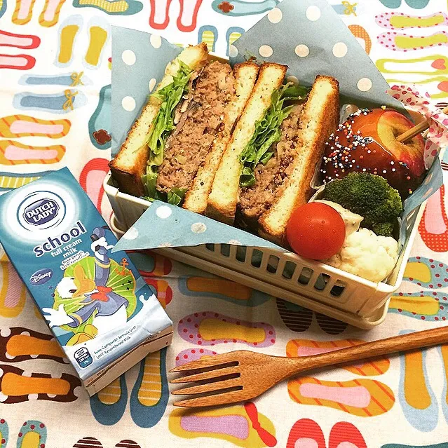 金曜日のお弁当、ハンバーグサンドとキャラメルアップル Friday lunch, Hamburg Steak Sandwiches and Caramel Apple lunch box.|Yuka Nakataさん