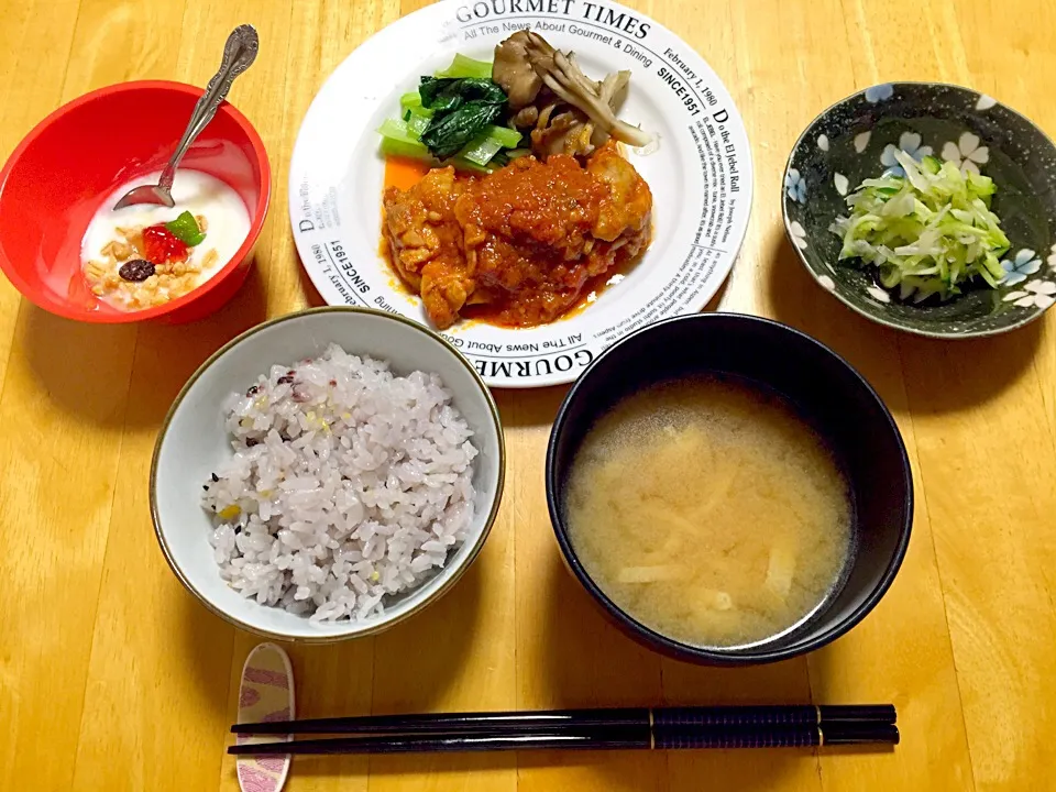 Snapdishの料理写真:ミネラルたっぷり♡ドライフルーツヨーグルト、鶏肉のトマト煮、大根とキュウリのハリハリサラダ、ピーマンとジャガイモのお味噌汁、雑穀米＊|Manamiさん