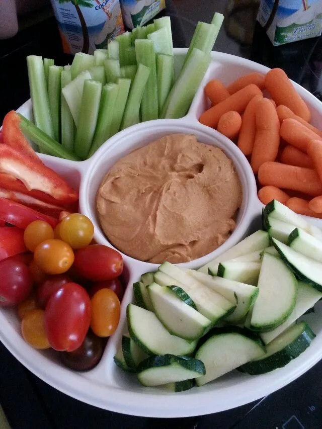 veggie tray with hummus.|Polly Gelfusoさん