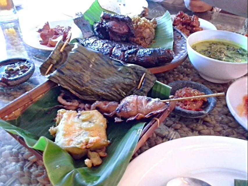 Snapdishの料理写真:Sundanese Dishes|FooDin'sさん