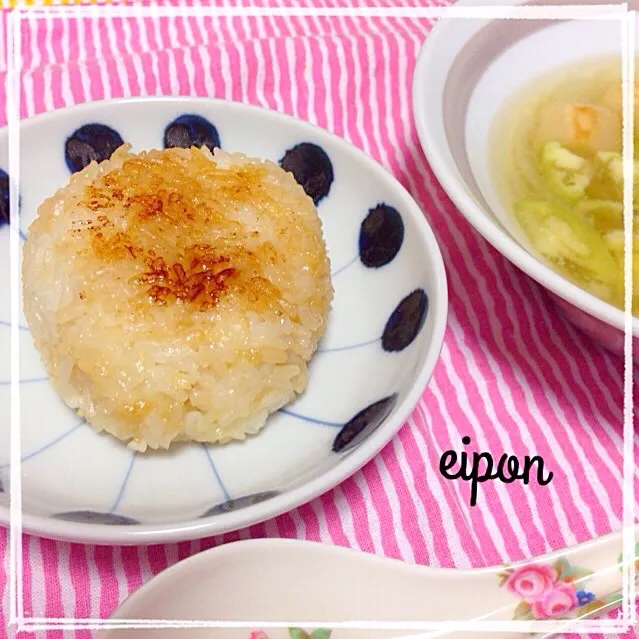 粉チーズで簡単焼おにぎり♡|えいぽんさん