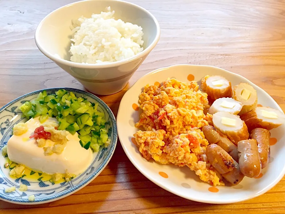 トマトと卵とちりめんの炒め物、チーズちくわ、ソーセージ、冷ややっこ、アマニ油がけ。|pepiさん