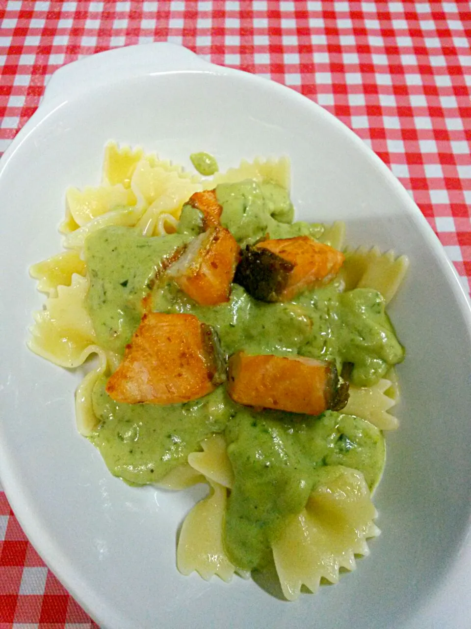 Pasta Salmon with Pesto cream Sauce|Jeab Lertさん