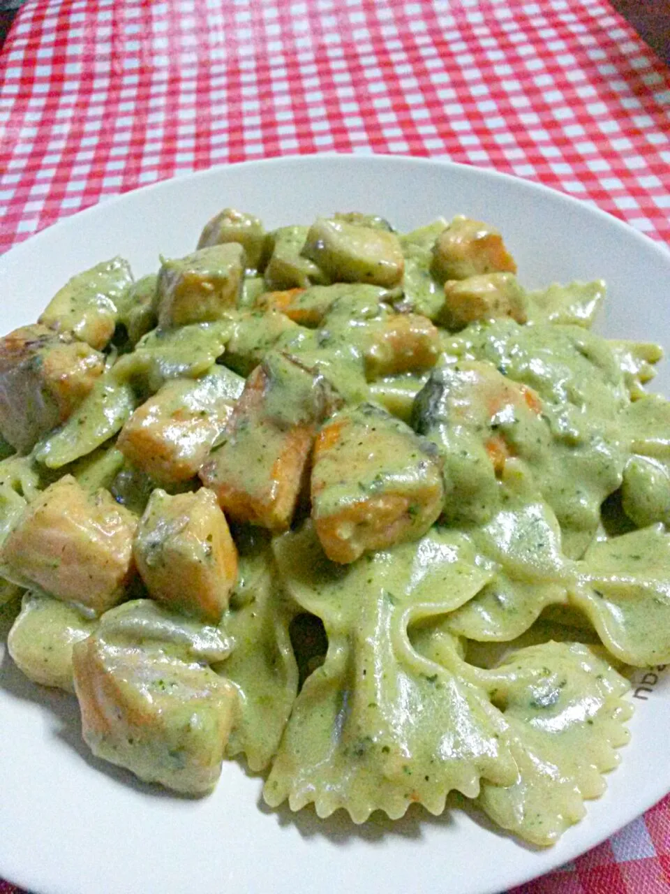 Pasta Salmon with Pesto Cream Sauce|Jeab Lertさん