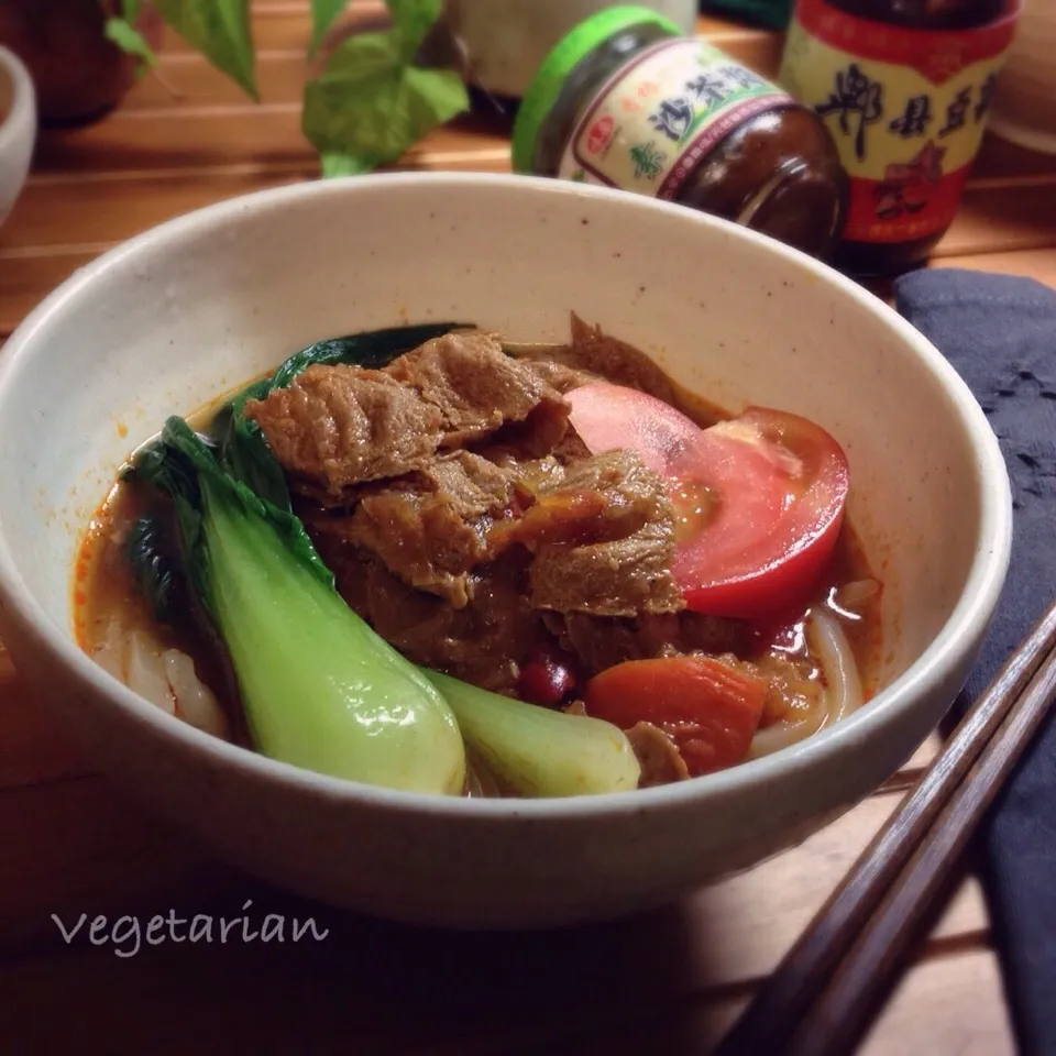 Snapdishの料理写真:台湾風の紅焼牛肉麺（ベジタリアンバージョン）|まちまちこさん