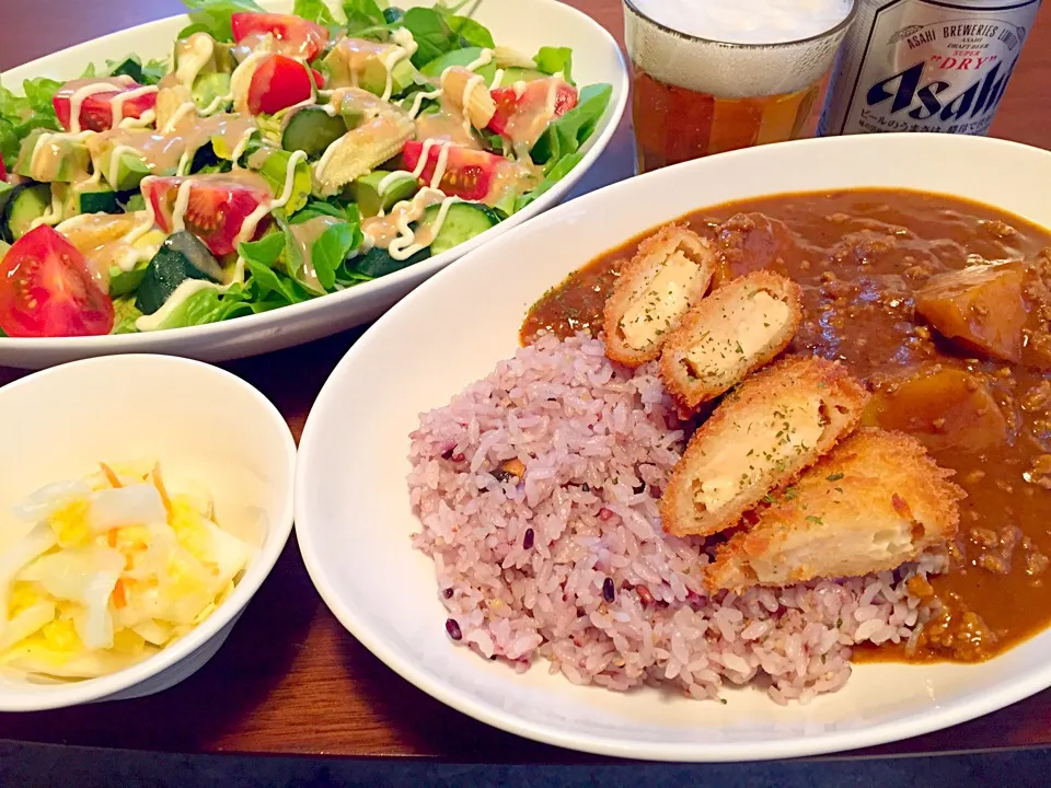 ごろごろじゃがいもと挽肉のささみチーズカツカレー＊いろいろサラダ(^o^)|basilさん