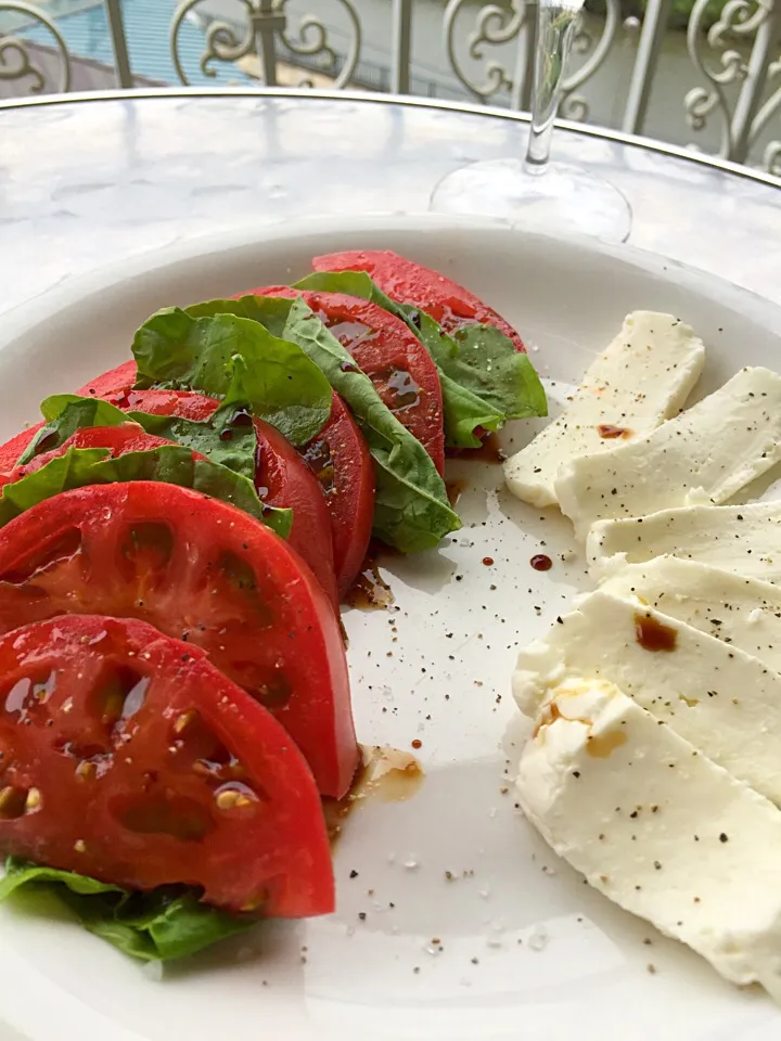 Locally made cheese, organic tomatoes and arugula|lauren shannonさん