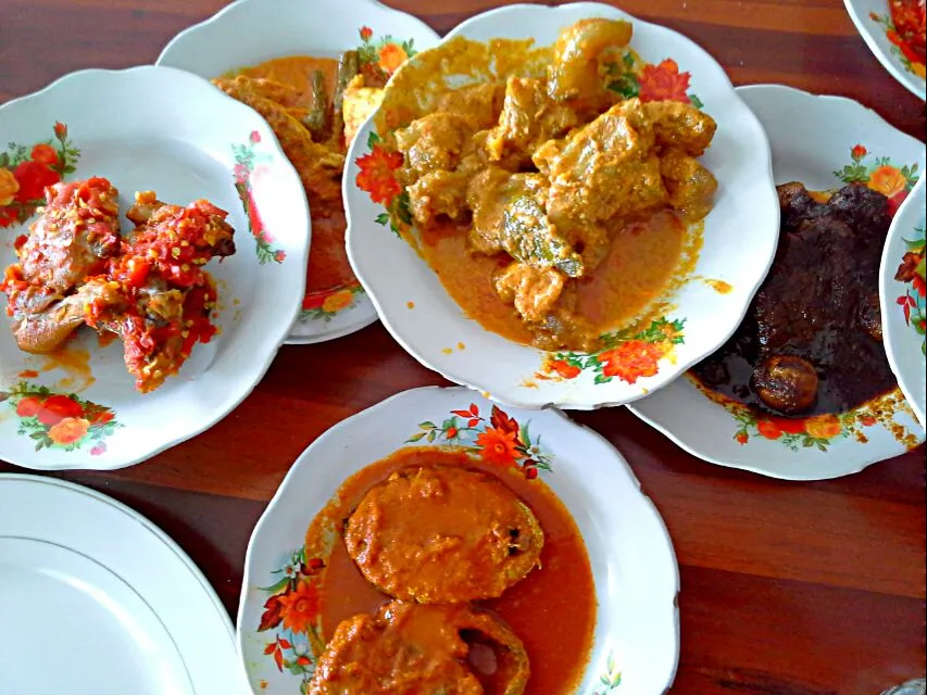 Snapdishの料理写真:Lauk Nasi Padang - Ayam Balado, Gule Kulit Sapi, Semur Kecap|FooDin'sさん