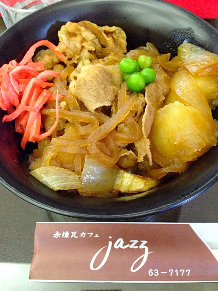 Snapdishの料理写真:肉じゃがの発祥の地は舞鶴なんです‼︎な…海軍肉じゃが丼|あっこぷーさん