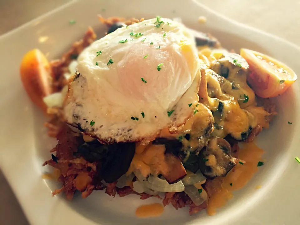 Snapdishの料理写真:Potato Rosti, onion, mushroom, cheddar and an egg on top|Sergio Lacuevaさん