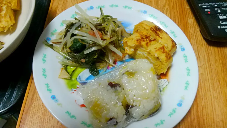 朝御飯。(さつまいものおにぎり、水菜の梅肉あえ、葱いり玉子焼き)|平野 ゆみこさん