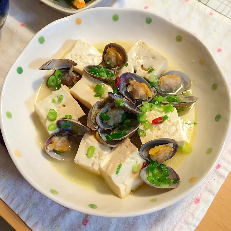 あさりと豆腐のニンニク蒸し煮|こずこずさん