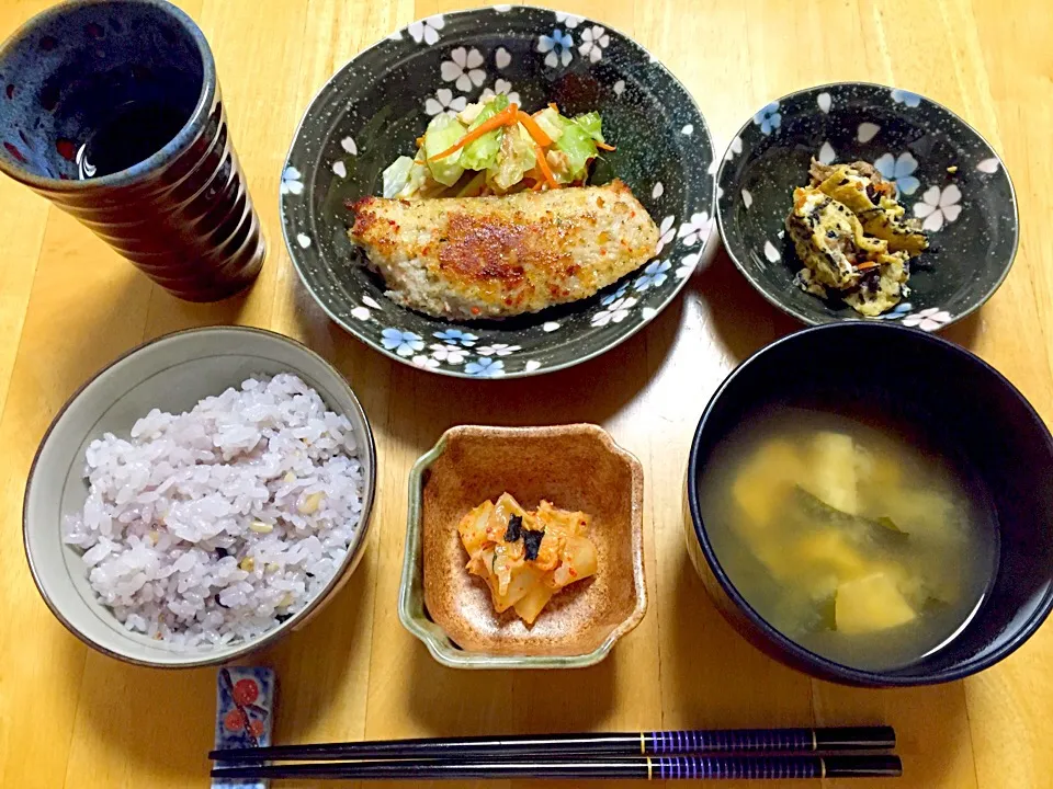 Snapdishの料理写真:春キャベツのひき肉炒め、鮭の香草焼き、ひじき煮のリメイク卵焼き、豆腐とワカメのお味噌汁、ジャガイモと韓国キムチのマヨ和え、雑穀米＊＊|Manamiさん