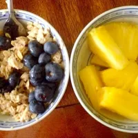 Raw oats with hemp hearts and blueberries with pineapple and key lime|Bri VanHeuvelさん