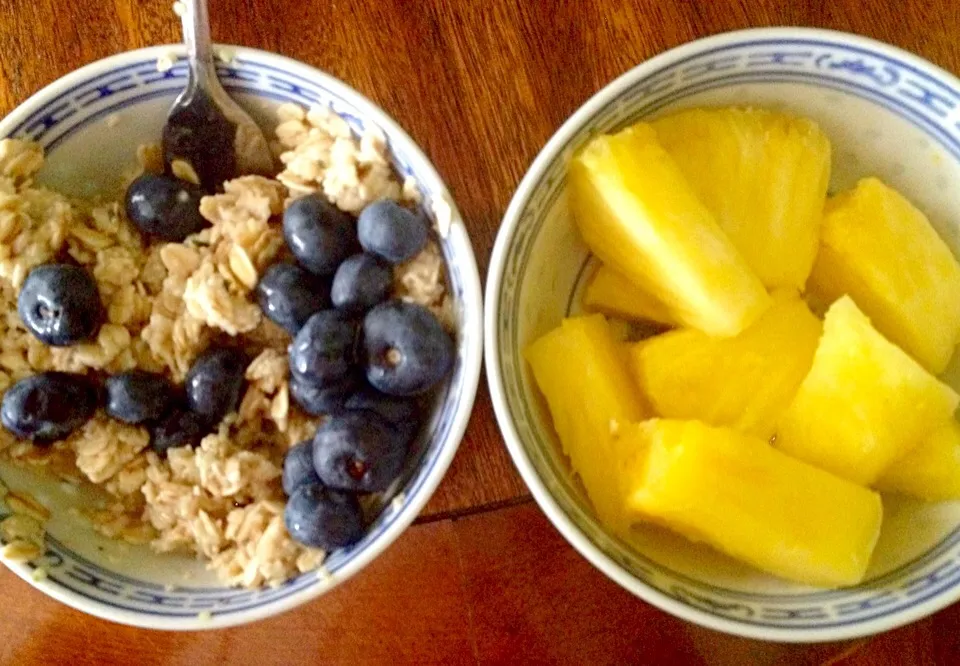 Raw oats with hemp hearts and blueberries with pineapple and key lime|Bri VanHeuvelさん